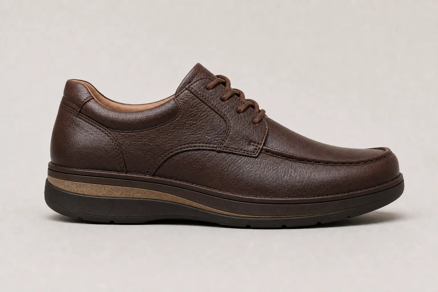 Derselbe Schuh nach der Schuhzurichtung mit Sohlenaufbau und Abrollhilfe